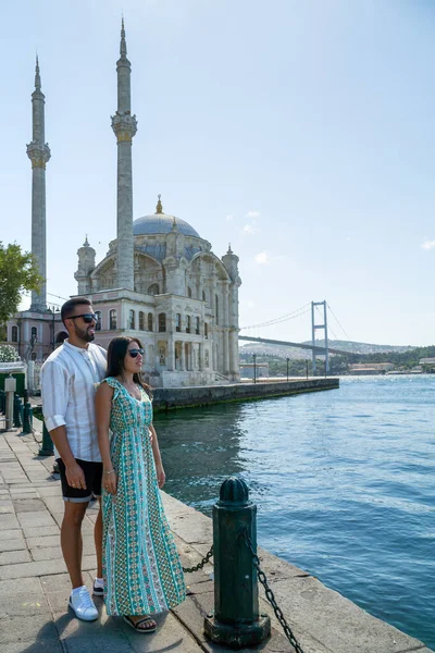 Coppia Posa Davanti Alla Moschea Ortakoy Famoso Ponte Istanbul Fotografia Stock