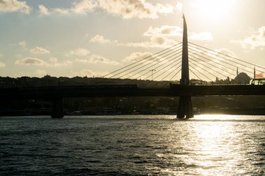 İstanbul, Türkiye 'de gün batımında İstanbul Boğazı' ndan geçen bir köprünün silüeti.