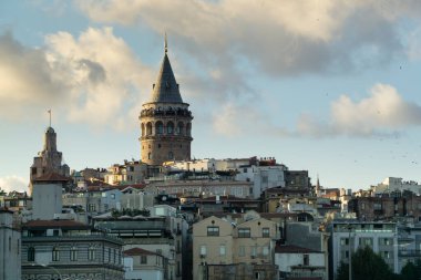 Türkiye 'nin İstanbul kentinde gün batımında galata kulelerinin manzarası