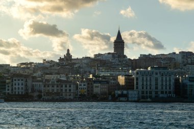 Türkiye 'nin İstanbul kentinde gün batımında galata kulelerinin manzarası