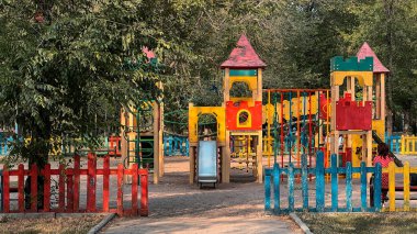 Ormanın ortasında oyun parkı! Ormandaki renkli oyun parkı.