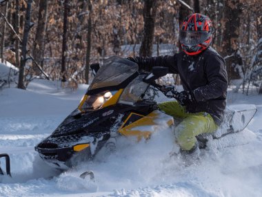 Taze karda off road kar aracı (BRP). 