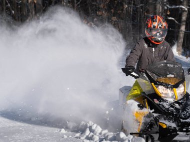 Taze karda off road kar aracı (BRP). 