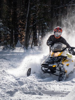 Taze karda off road kar aracı (BRP). 