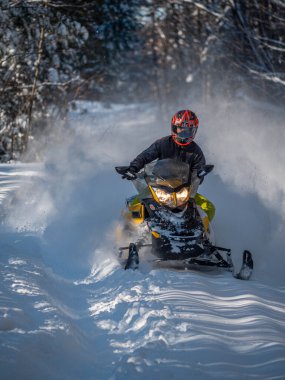 Taze karda off road kar aracı (BRP). 