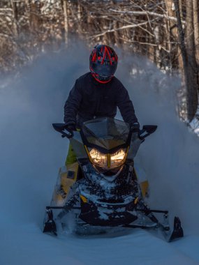 Taze karda off road kar aracı (BRP). 