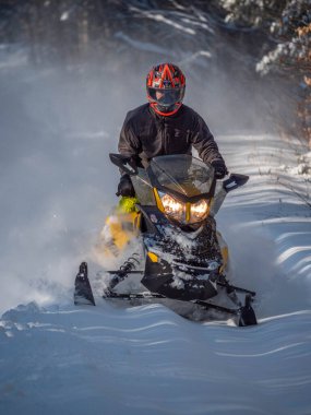 Taze karda off road kar aracı (BRP). 