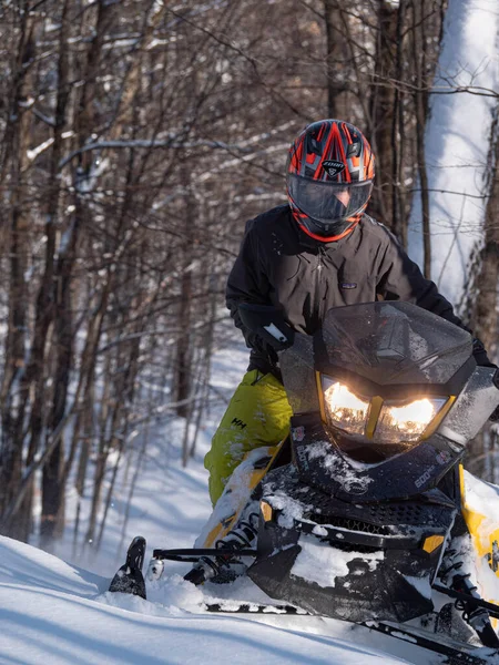 Road Snowmobile Brp Neve Fresca — Fotografia de Stock