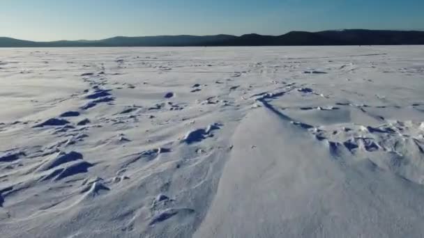 Rychlý Přelet Nad Zamrzlým Jezerem — Stock video