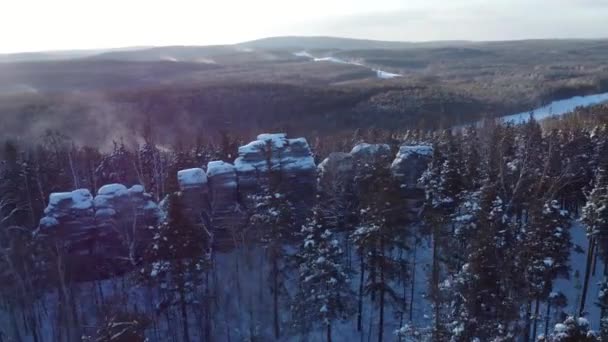 Nieve Cubierto Rocas Sol — Vídeos de Stock