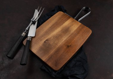 Eski mutfak aletleri. Çatal, bıçak, kesim tahtası ve peçete. Yukarıdan görüntüle