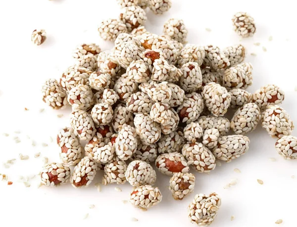Zrna Arašídů Karamelizovaných Sezamových Semínkách Bílém Talíři — Stock fotografie