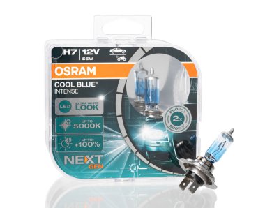 Rostov-on-Don, Rusya-5 Ocak 2022. Mavi araba halojen ampulü. Bir arabanın farları için beyaz arka planda izole edilmiş ampul