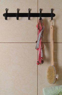 Banyodaki güzellik ürünleriyle demir kanca askısı, yumuşak mezuralı..