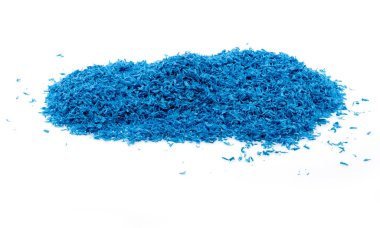 Beyaz arkaplanda plastik çip yığını