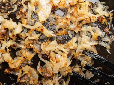 Kızarmış soğan, çatalla yakın plan.