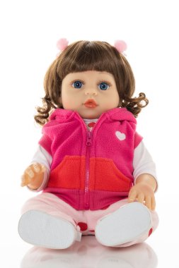 Pembe bluz içinde, izole edilmiş beyaz bir arka planda sevimli oyuncak bebek..