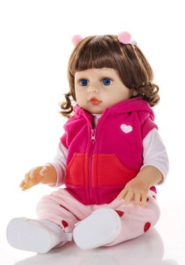 Pembe bluz içinde, izole edilmiş beyaz bir arka planda sevimli oyuncak bebek..