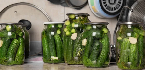 Pepinos Frascos Processo Enlatamento Pepinos Cozinha Preparando Para Inverno — Fotografia de Stock