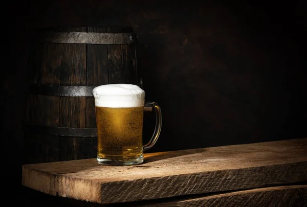 Biervat Met Bierglazen Een Houten Tafel Donkeroranje Achtergrond — Stockfoto