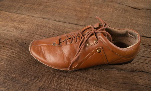 Herren Braune Alte Schuhe Auf Dunklem Holzgrund — Stockfoto