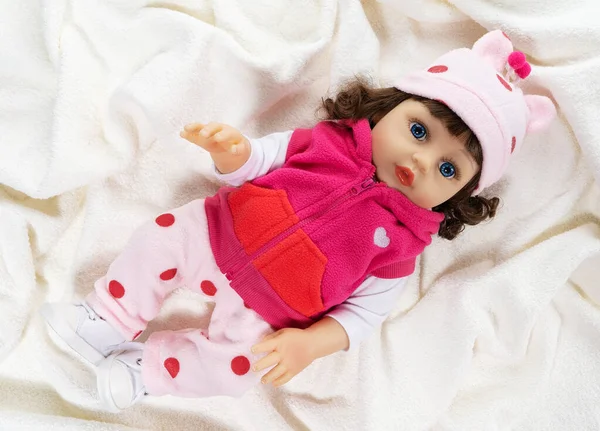 Lalka Dla Dzieci Różowej Bluzce Leży Białym Frotte Bedspread — Zdjęcie stockowe