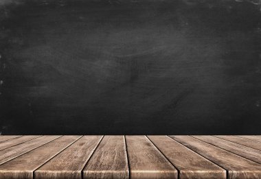 Ahşap masa ve siyah duvar arkaplanı