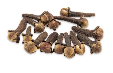 Beyaz arkaplanda izole edilmiş kuru baharat karanfilleri