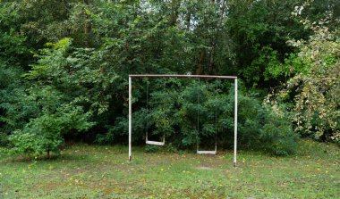 Açık havada yeşil yapraklı bir yaz ormanında sallan.