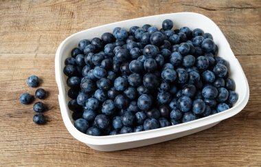 Tahta masadaki taze erikler.