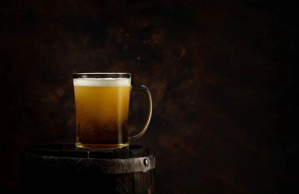 Bicchiere Birra Una Vecchia Botte Rovere Anelli Ferro Sfondo Scuro — Foto Stock
