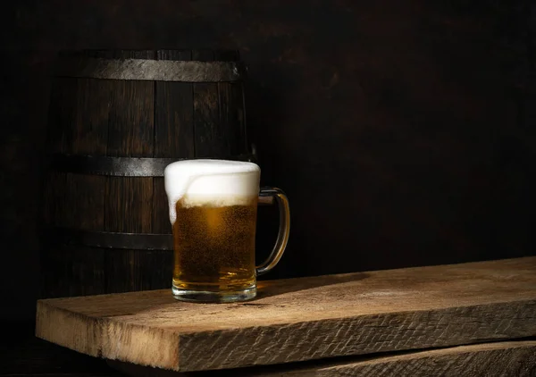 Biervat Met Bierglazen Een Houten Tafel Donkeroranje Achtergrond — Stockfoto