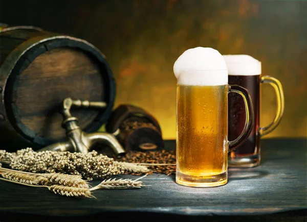 Bierfass Mit Biergläsern Auf Einem Holztisch Dunkler Bernsteinhintergrund — Stockfoto