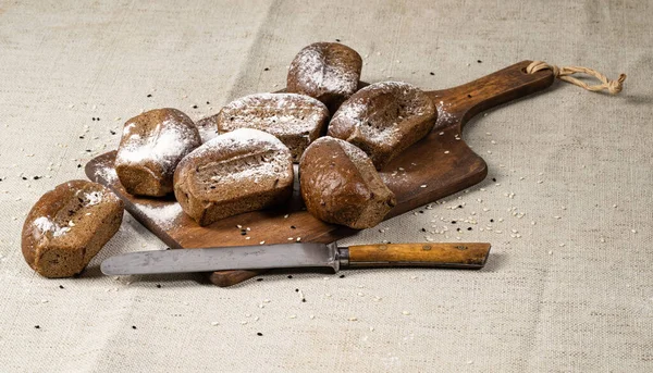 Świeżo Upieczony Chleb Lnianym Obrusie Nożem Stole Kuchennym — Zdjęcie stockowe