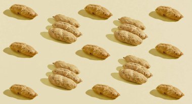 Beyaz arka planda tahıllı mini pişmiş ürünler..