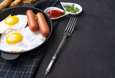 Sabah kahvaltısı. Kızarmış tavada sosisli yumurta..