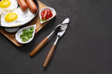 Sabah kahvaltısı. Kızarmış tavada sosisli yumurta..