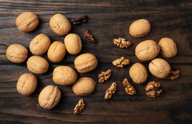 Ceviz çekirdekleri ve eski ahşap bir masadaki cevizler..