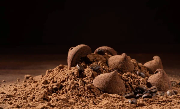 Posypać Kakao Proszku Czekoladowe Słodycze Truflami Czarnym Tle — Zdjęcie stockowe
