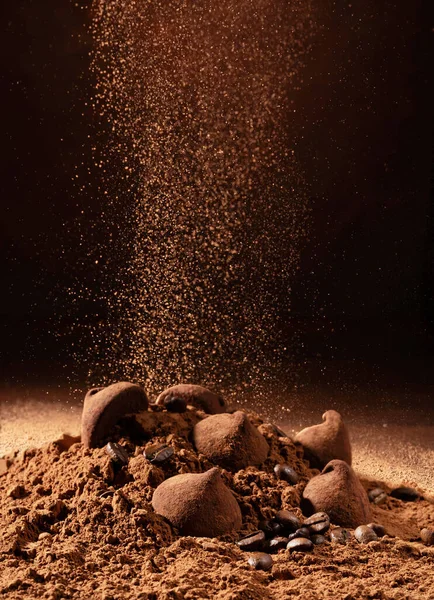 Bestrooi Met Cacaopoeder Chocolade Snoepjes Met Truffel Zwarte Achtergrond — Stockfoto