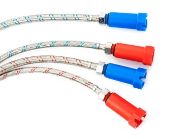 Esnek su hortumlarıyla tehdit edilmiş plastik tesisat tıpası..