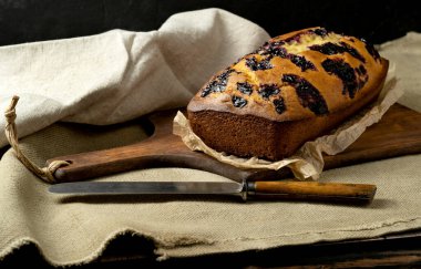 Masanın üzerinde ev yapımı taze peynirli kek, lezzetli yumuşak tatlı..