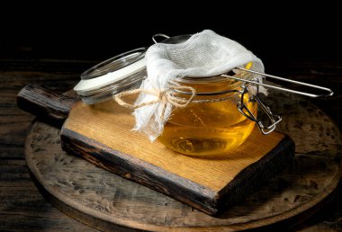 Saf ya da eritilmiş kahve. Sağlıklı yağlarla beslenme konsepti. Cam kavanozlar. Koyu tahta bir masada..