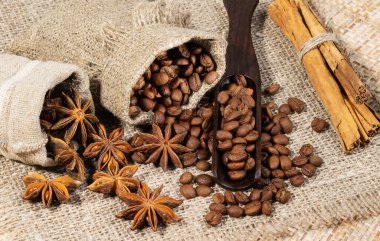 Ahşap dokusunda bez torbalı baharatlı kahve çekirdekleri.