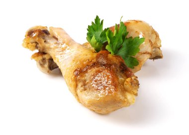 Beyaz tabakta maydanoz yapraklı ızgara tavuk ve bbq.