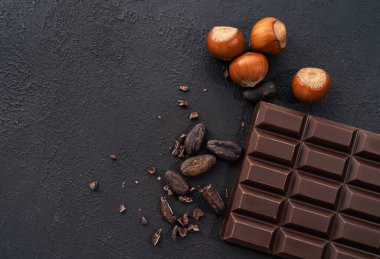 Fındık ve kakao çekirdekli çikolataya yakın plan..