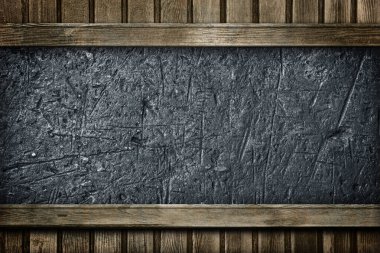 Eski sert metal yüzeyde çizikler ve göçükler var. Tahta kaplamalı