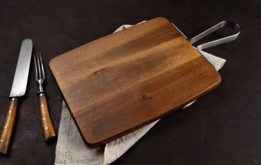 Eski mutfak aletleri. Çatal, bıçak, kesim tahtası ve peçete. Yukarıdan görüntüle