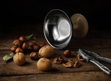 Olgunlaşmış cevizler ahşap bir masada yatıyor. Sağlıklı yemek..