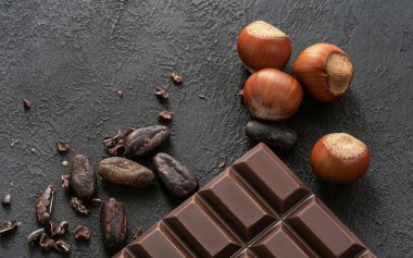 Fındık ve kakao çekirdekli çikolataya yakın plan..